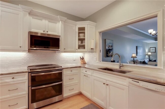 New kitchen with quartz counters - 5225 E Harbor Village Dr