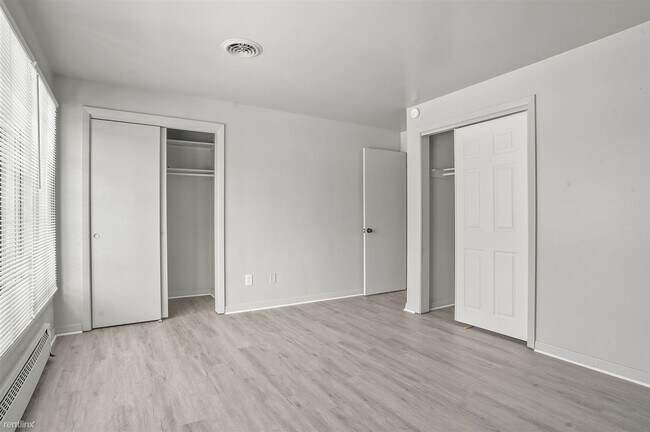 Building Photo - 2 br, 1 bath Townhome - 3736 Woodford Aven...