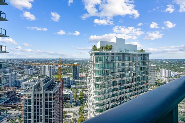 Foto del edificio - 650 NE 32nd St