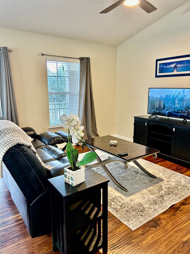 Sala de estar - 7001 Interbay Blvd