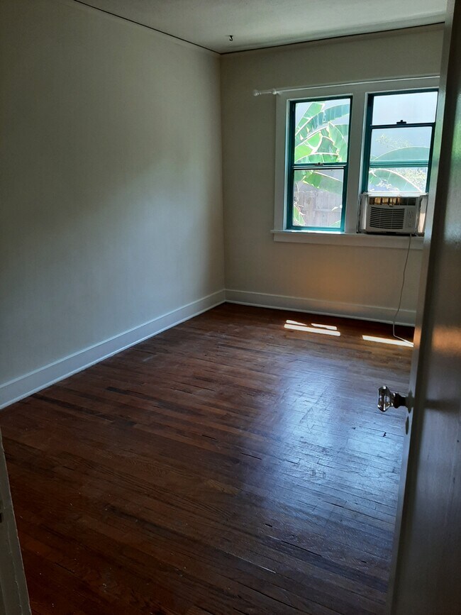 Building Photo - 904 N Martel Ave