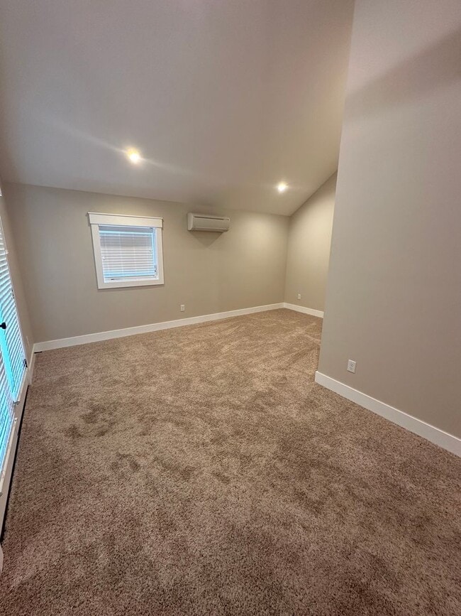 Building Photo - 1-Bedroom 1 Bath Apartment Attached To Mai...