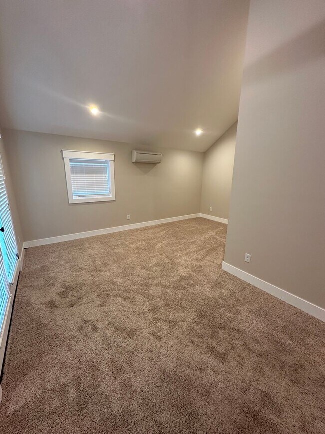 Foto del edificio - 1-Bedroom 1 Bath Apartment Attached To Mai...