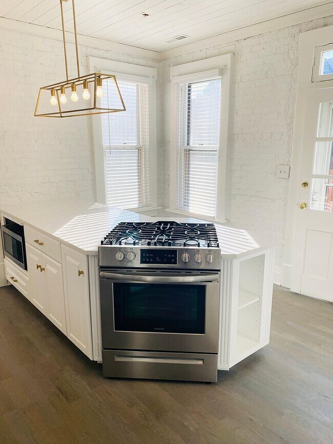 Cene en el restaurante península de cocina con nuevas encimeras de cuarzo - 115 E Willow St