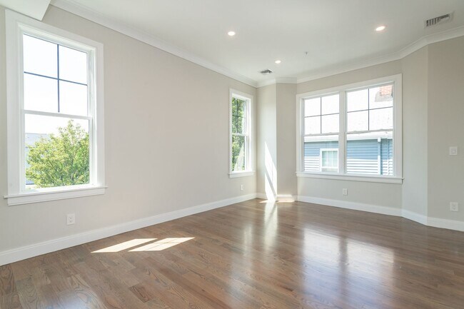 Foto del edificio - recently constructed 4 bed 2bath unit in Jamaica Plain is available on 9/1