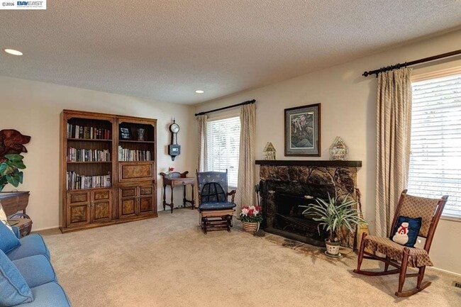 Building Photo - Beautiful Earthy Home Located Near Parks a...