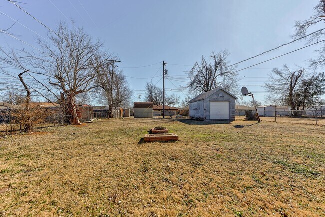 Building Photo - 2144 Pearson Dr