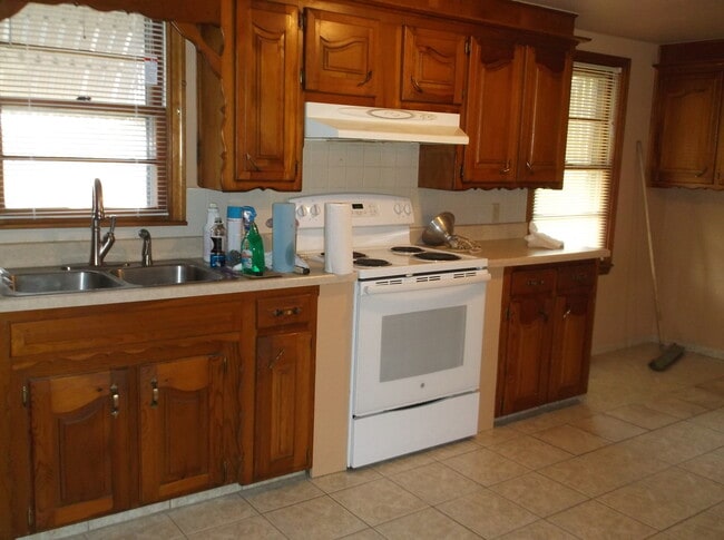 Building Photo - 16881 Beau-Kay Dr