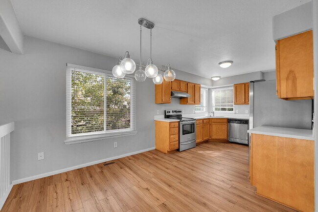 Foto del edificio - $2,550.00 - 3-bed, 3-bath split-level loca...
