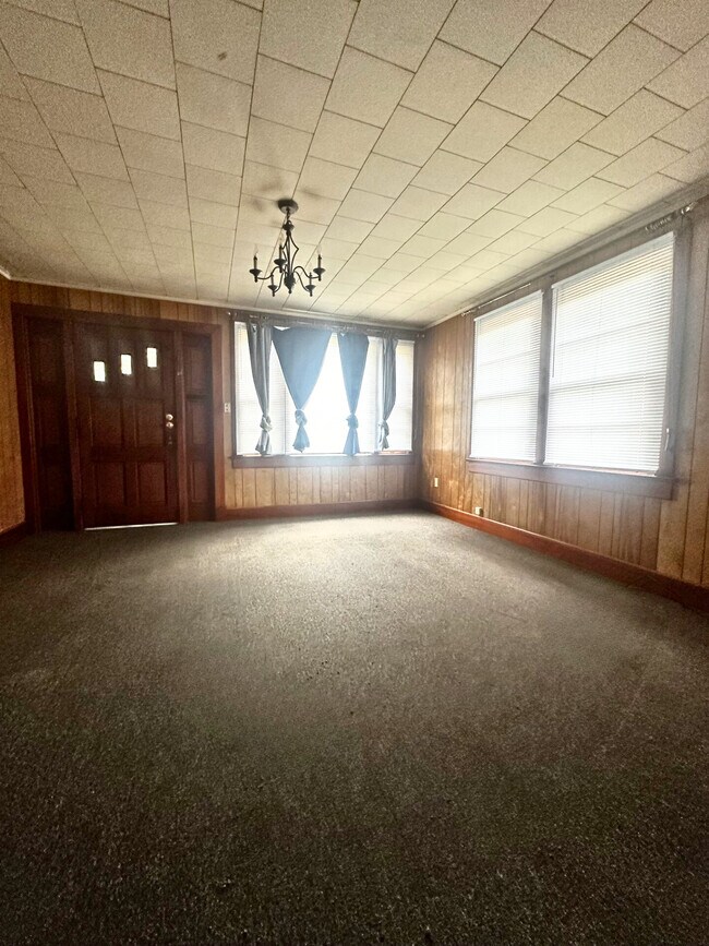 Building Photo - 505 E Coleman Ave