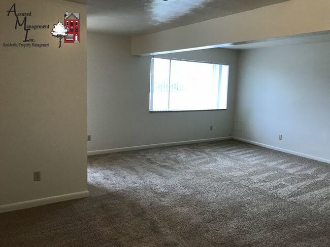 Foto del edificio - Large duplex in Lakewood. 1-car carport.