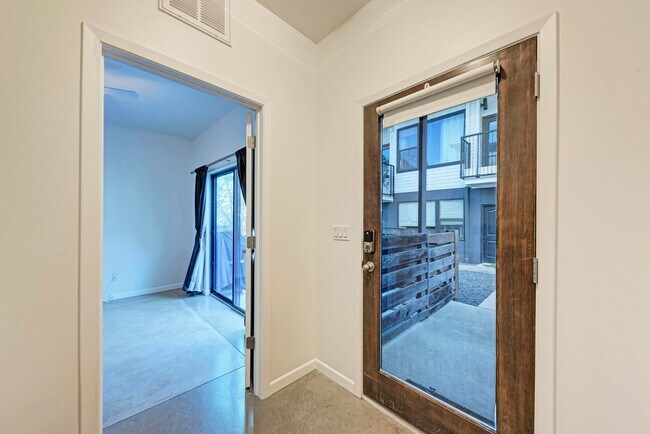 Foto del edificio - 3505 Charlotte Rose Drive