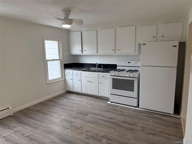 Building Photo - 102 S John St