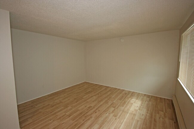 Building Photo - 2 bedroom 1 bath upstairs apartment