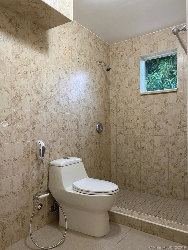 Foto del edificio - 1351 W 32nd St
