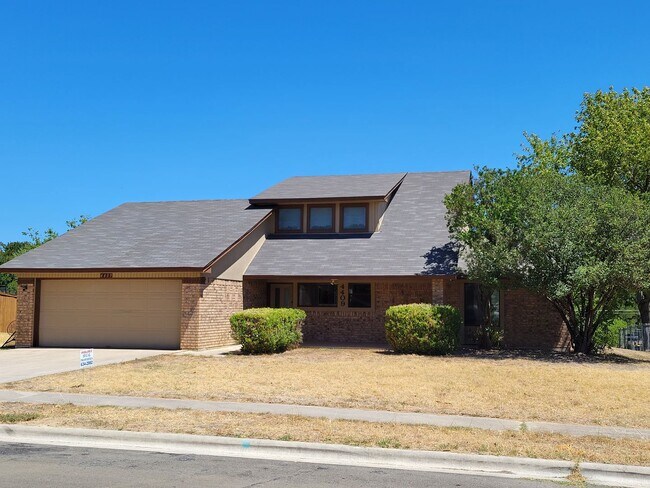 Building Photo - Spacious 3 Bedroom Available NOW!
