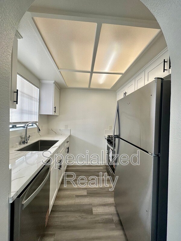 Building Photo - 1034 Thompson Ave