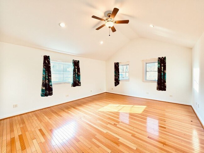 Building Photo - 4416 Hallet St