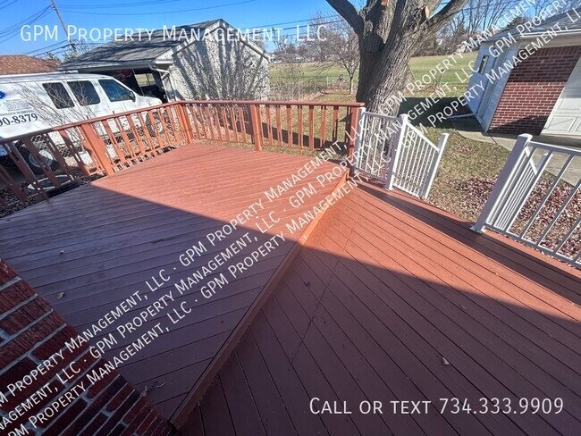 Building Photo - 2431 Pinetree Dr