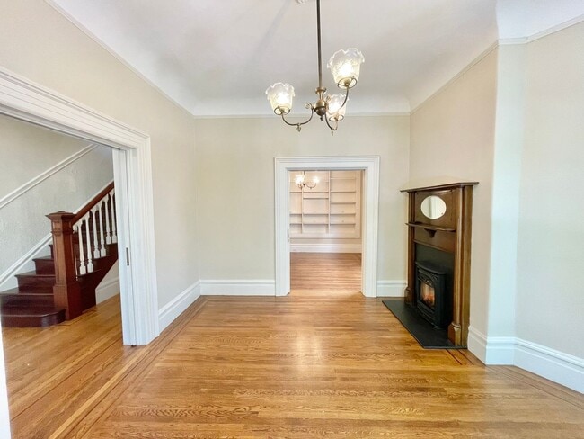 Foto del edificio - 4BD/1.5BA + 1BR/1BA In-law! GRAND Cole Valley Home - Pet! Parking! Laundry! PROGRESSIVE!