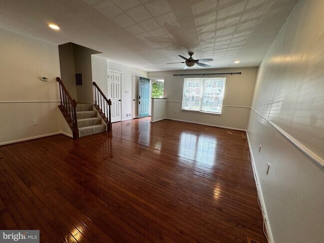 Building Photo - Charming 3BR/3.5BA 3 Level Townhome in Lorton