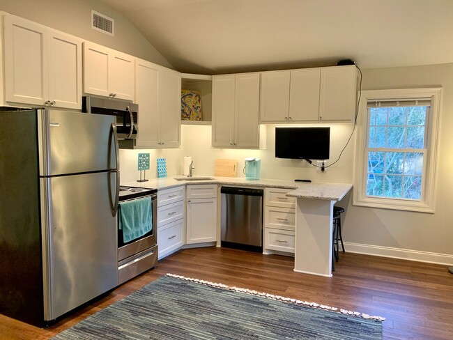Building Photo - Fondren Studio Apartment - Furnished and U...