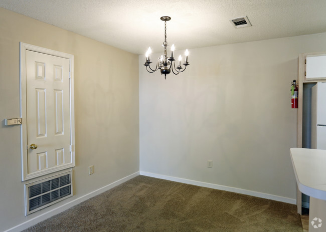1HAB, 1BA - Área de comedor - Azalea Ridge Apartments
