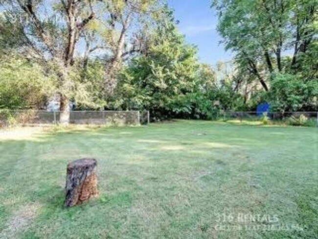 Foto del edificio - $875 - 2 bedroom/ 1 bathroom - Spacious ho...