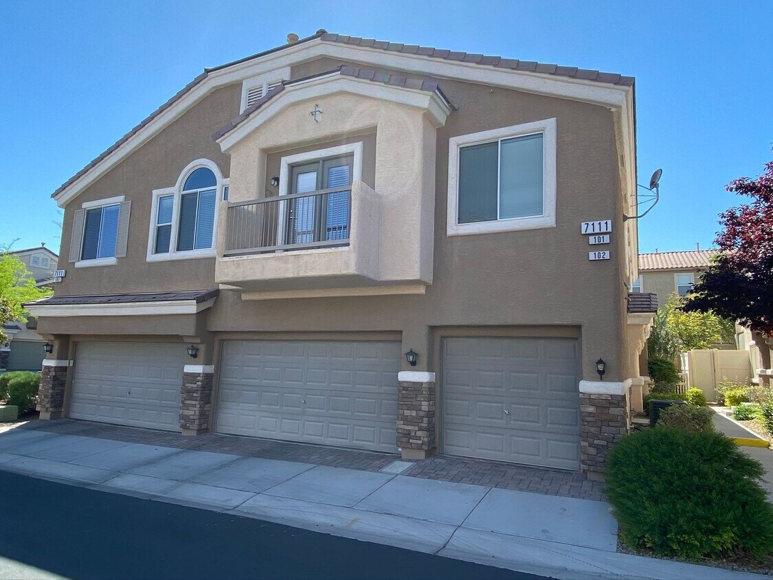 Primary Photo - AMAZING 2 STORY TOWNHOME LOCATED IN A GATE...