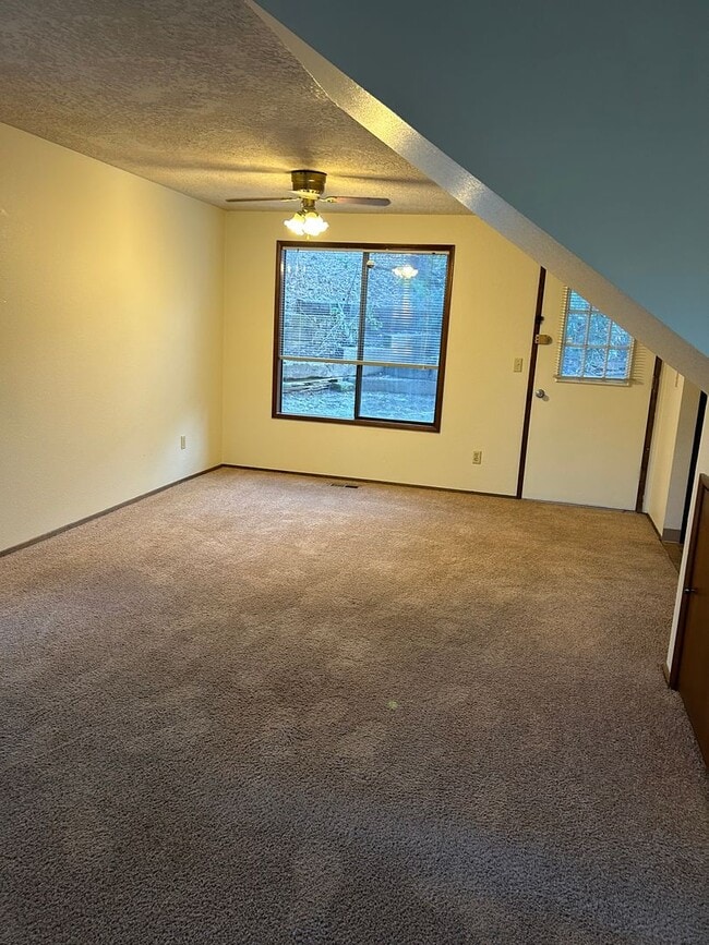 Building Photo - (379) Glenridge Dr. - 2 Bedroom / 1.5 Bathroom - Townhome Duplex