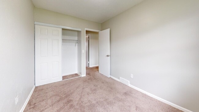 Building Photo - 3 Bedroom/1 bathroom renovated townhouse.