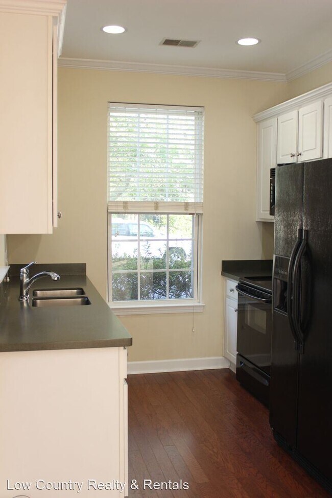 Building Photo - 3 br, 2.5 bath House - 4 Winterberry Lane