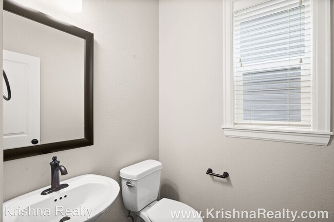 Foto del edificio - 5 br, 2.5 bath House - 16994 NW Madrone St,