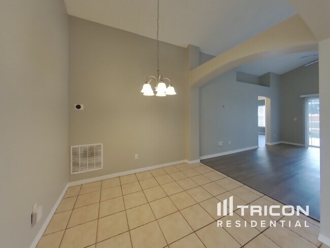 Foto del edificio - 5740 Rywood Dr