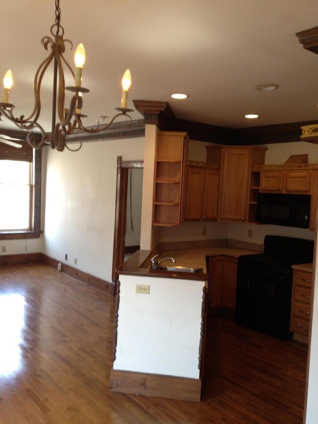 Building Photo - 906 S 5th St