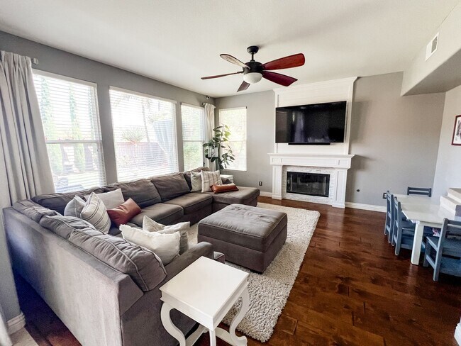 Foto del edificio - Charming 4 Bedroom/3 Bath Single Family Home on a Cul-de-sac with backyard