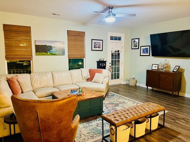 Building Photo - Spacious 3BR House 2 Blocks from the Beach