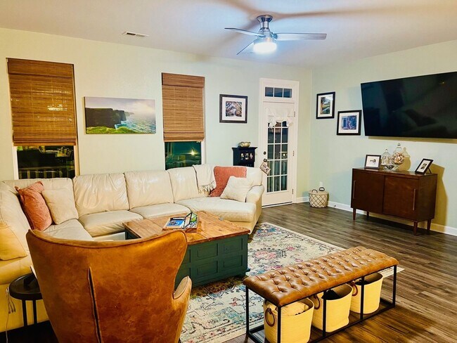 Foto del edificio - Spacious 3BR House 2 Blocks from the Beach