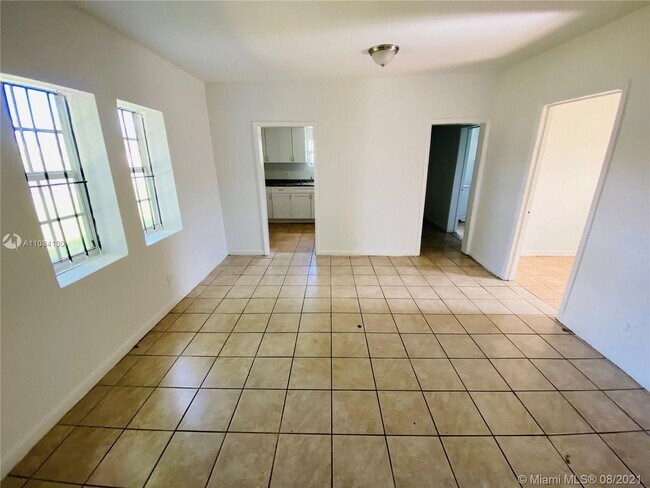 Building Photo - Beautifully renovated 3bed/1bath house clo...