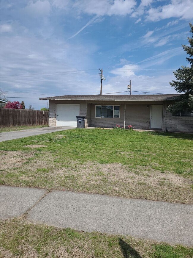 Building Photo - 8912 Travis Dr