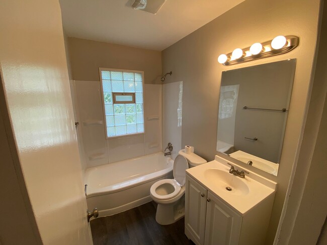 Building Photo - Two Bedroom One Bath with DISHWASHER Move In Ready!