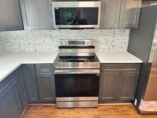 Building Photo - Beautifully Remodeled Three Bedroom Home!!