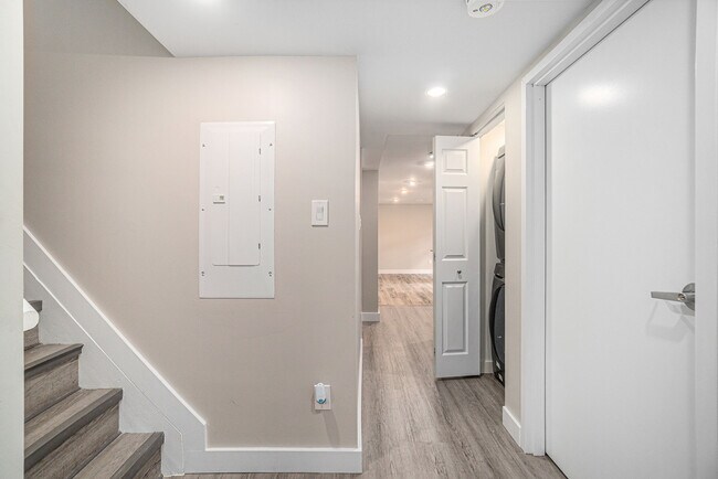 Building Photo - 17 Overlake Dr