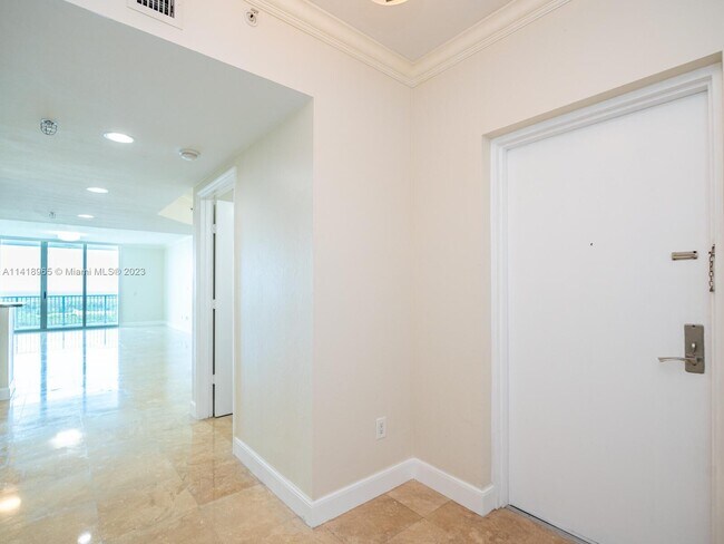 Building Photo - 15051 Royal Oaks Ln