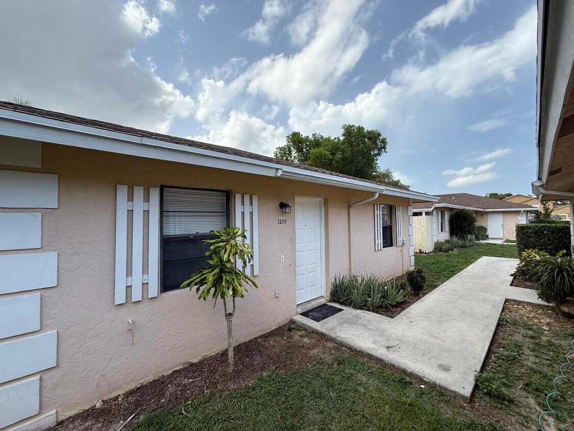 Primary Photo - 1205 White Pine Dr