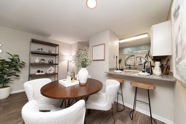 Comedor con suelo de imitación madera. - Vetra West Hills