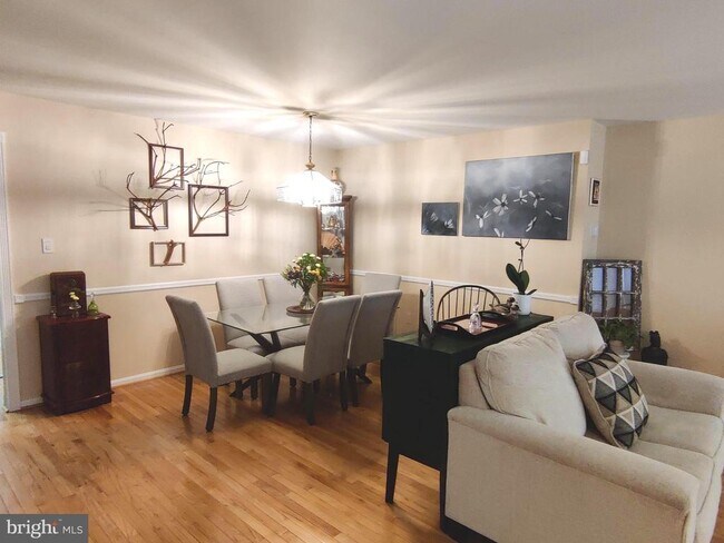 Foto del edificio - 7212 Burton Hill Ct
