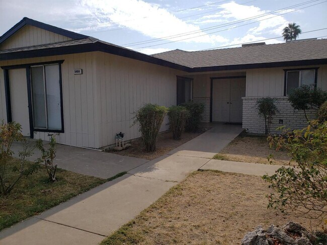 Foto del edificio - 5 br, 3 bath House - 5466 E. Belmont