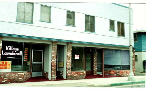 Primary Photo - 4435-4439 E Village Rd
