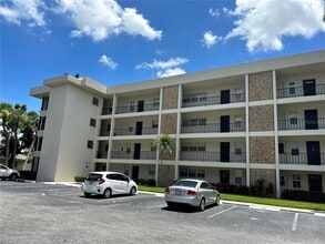 Building Photo - 7461 W Country Club Dr N